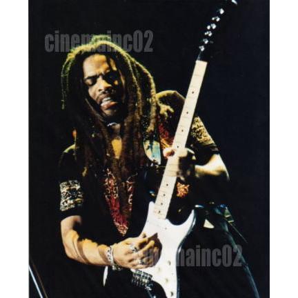 レニー・クラヴィッツLenny Kravitz/ギターを弾く写真 : シネマインク