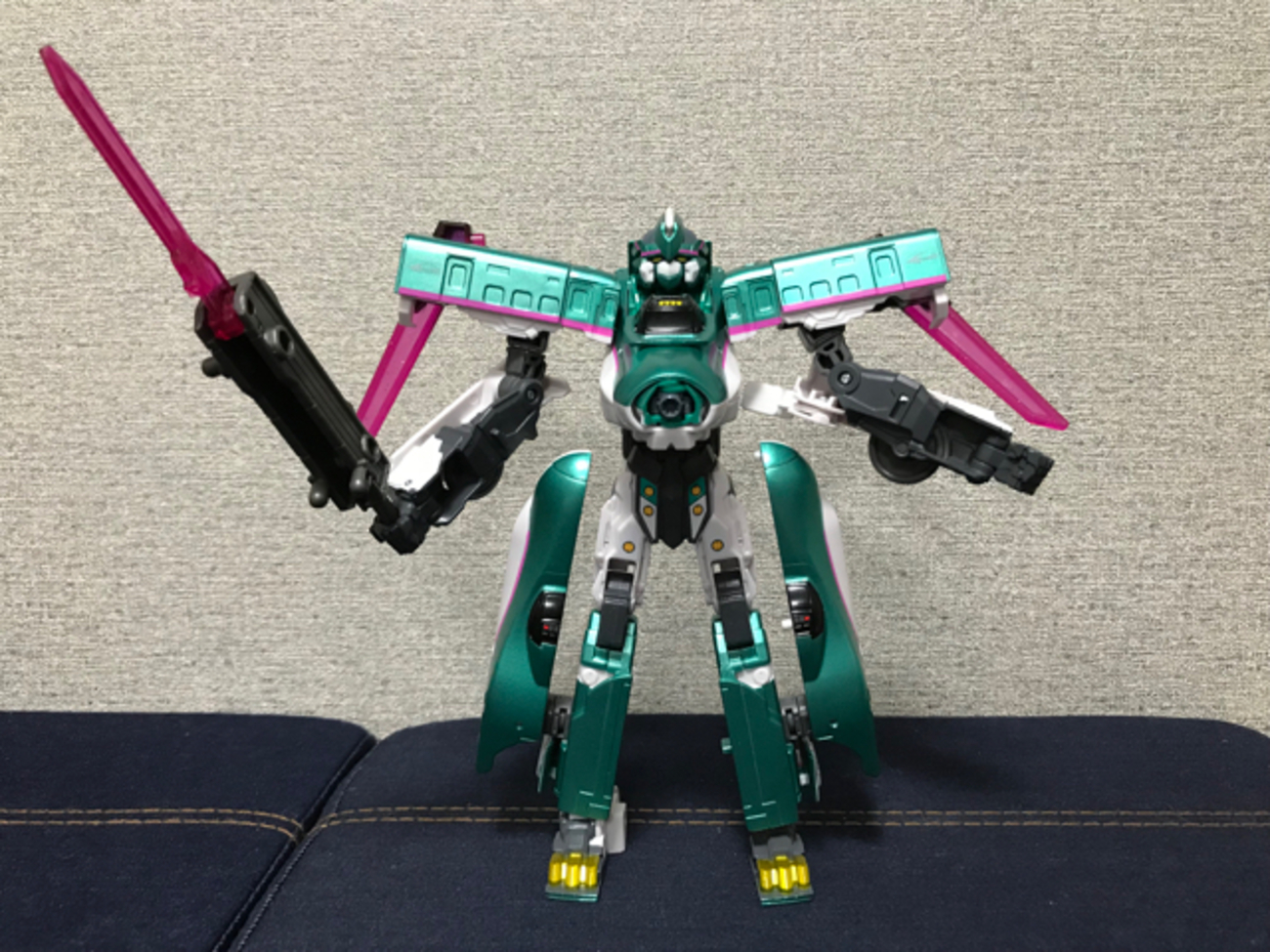 新幹線変形ロボ シンカリオン DXS01 シンカリオン E5 はやぶさ」を解説